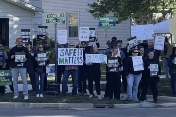 Members of Council 31 rallying for safety in Illinois prisons. Photo credit: Council 31.
