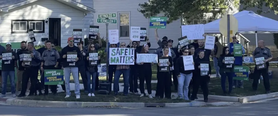 Members of Council 31 rallying for safety in Illinois prisons. Photo credit: Council 31.
