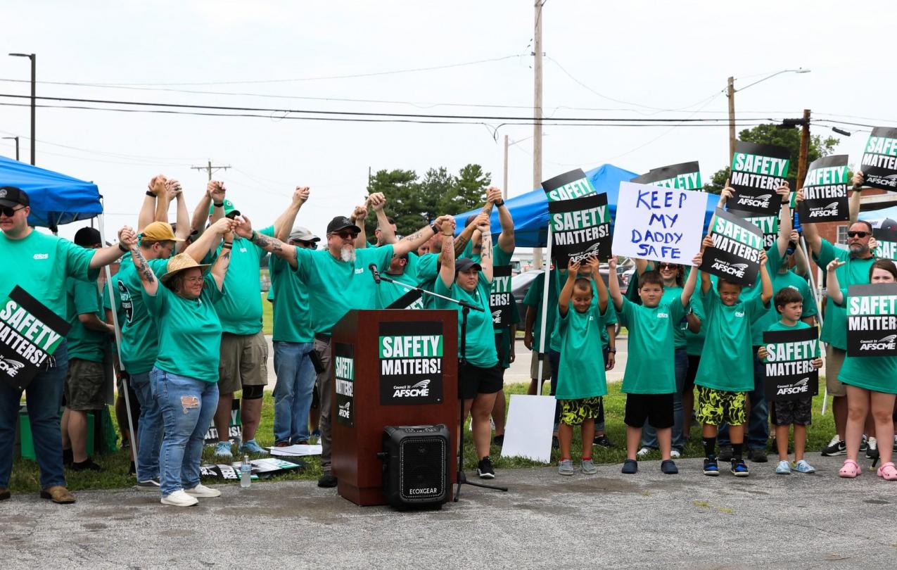 Members of AFSCME Council 31 and allies protesting for safe working conditions at Menard Correctional Center. Photo credit: Council 31.