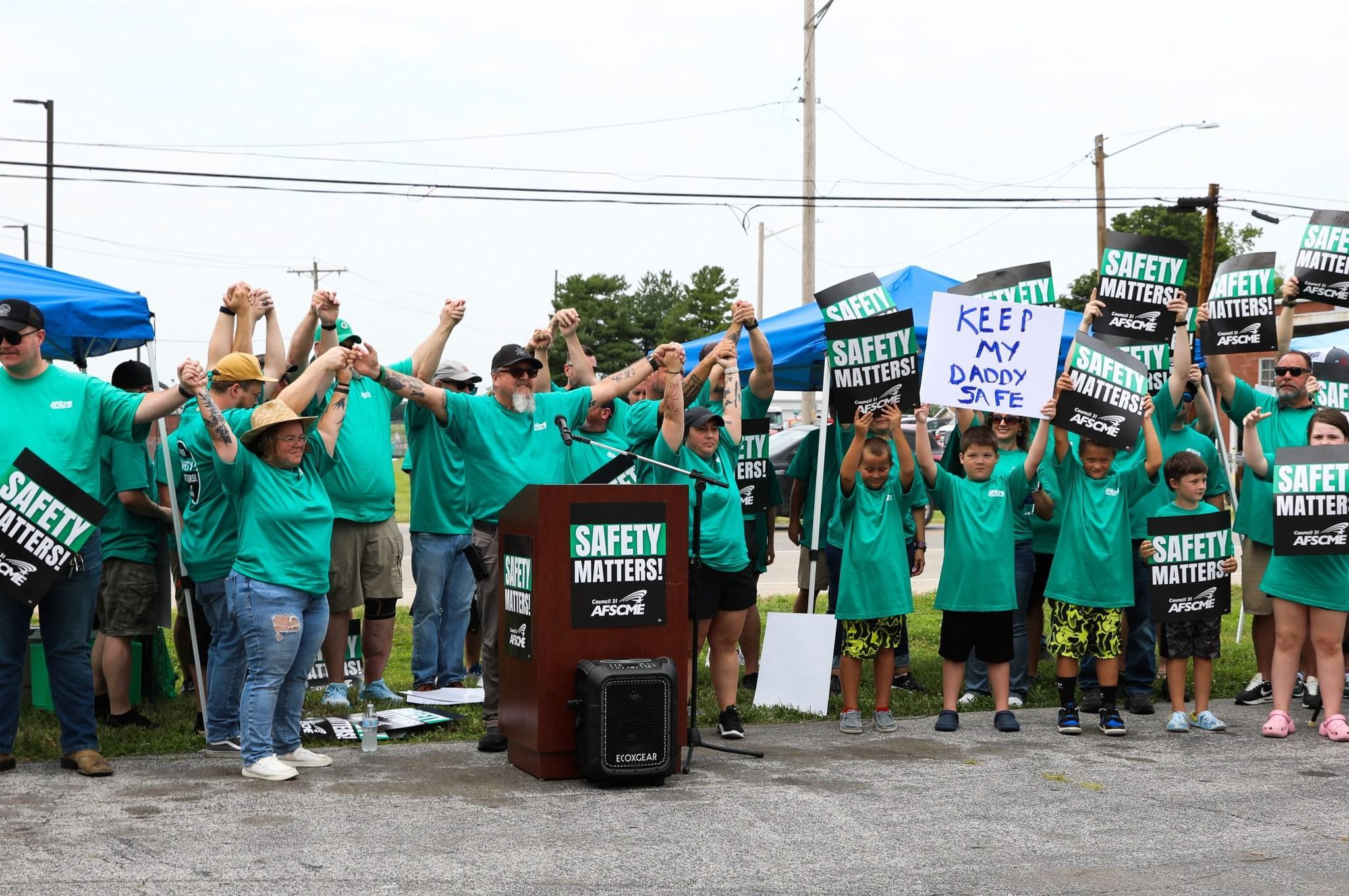 Members of AFSCME Council 31 and allies protesting for safe working conditions at Menard Correctional Center. Photo credit: Council 31.